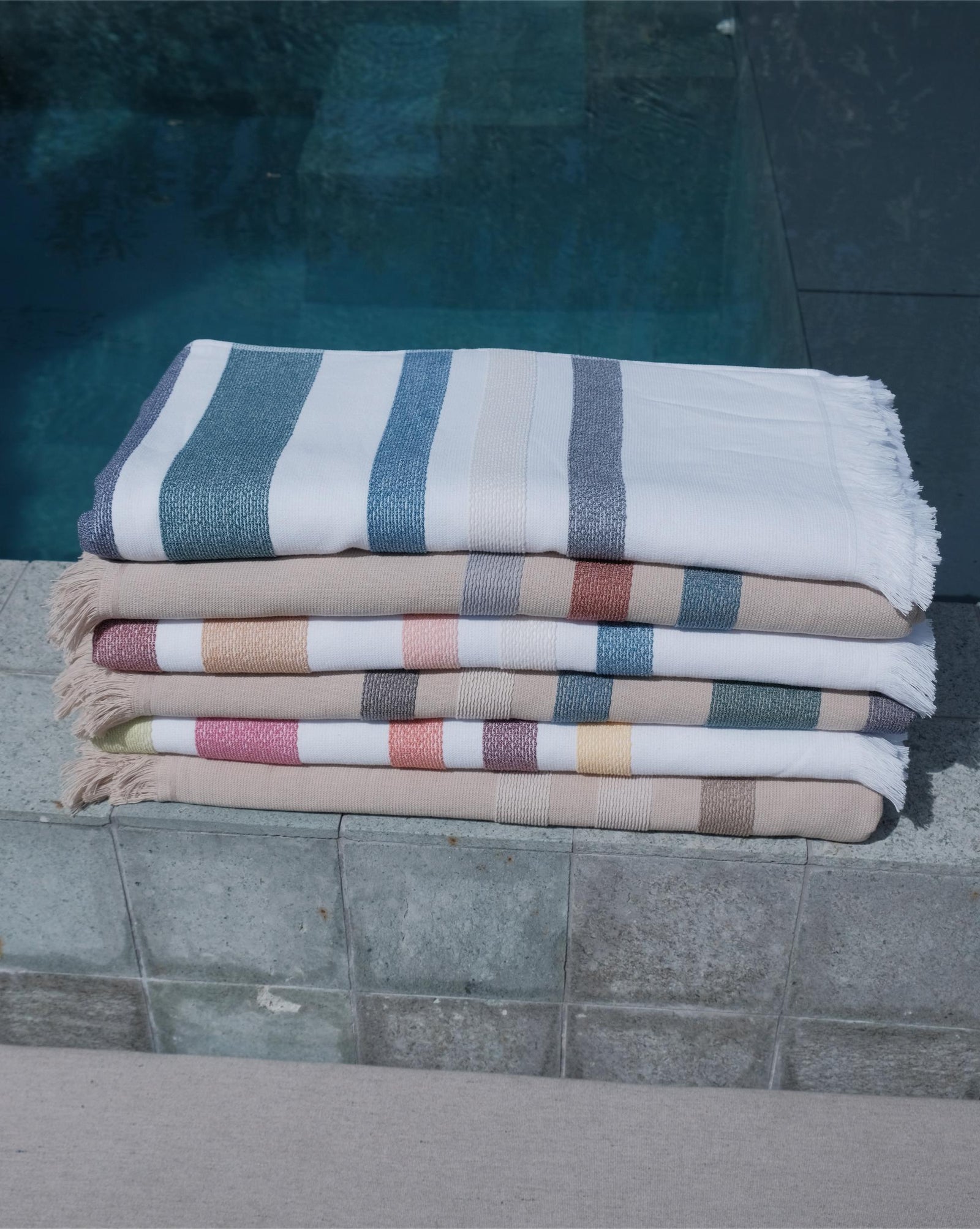 Mia Zia - Linge de Plage Haut de Gamme – Serviette Fouta – Le Thème “Blue” fond Blanc