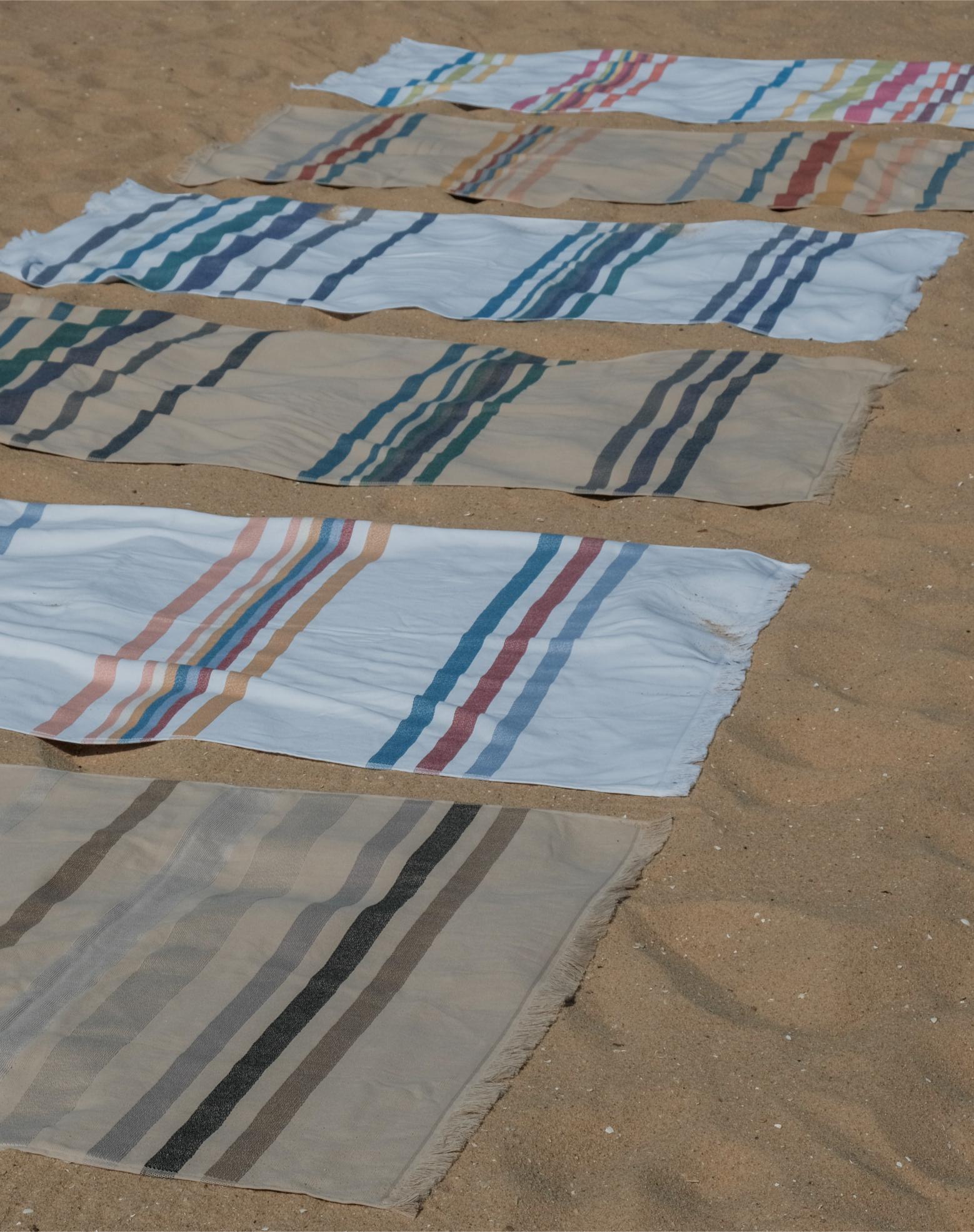 Mia Zia - Linge de Plage Haut de Gamme – Serviette Fouta – Le Thème “Tichka” fond Blanc