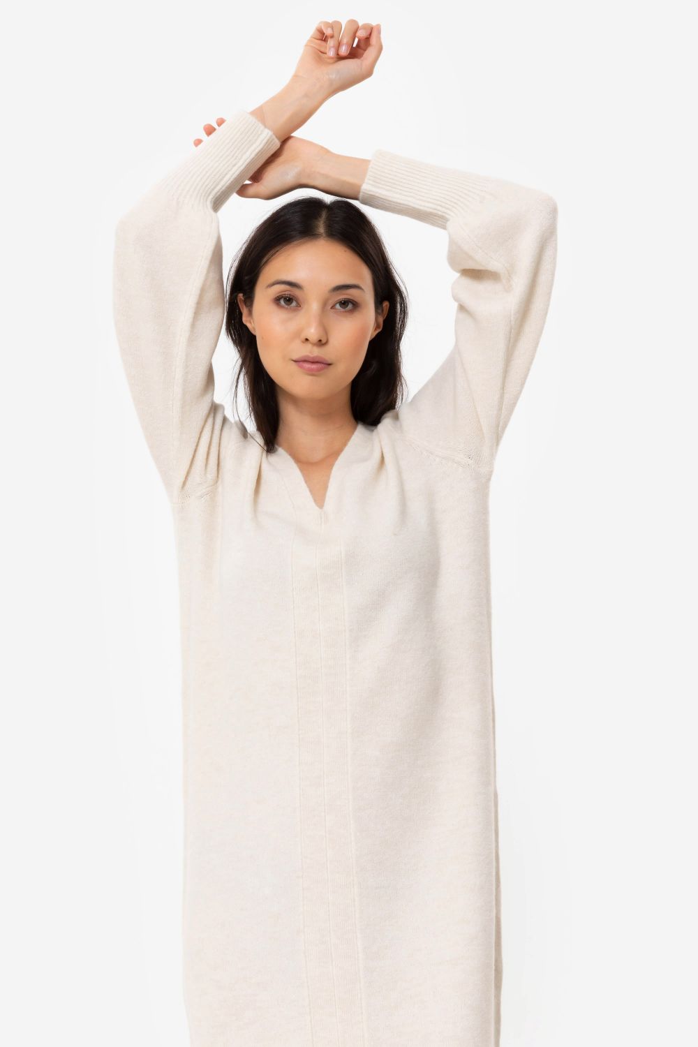 Robe pullover beige, à col V et fente