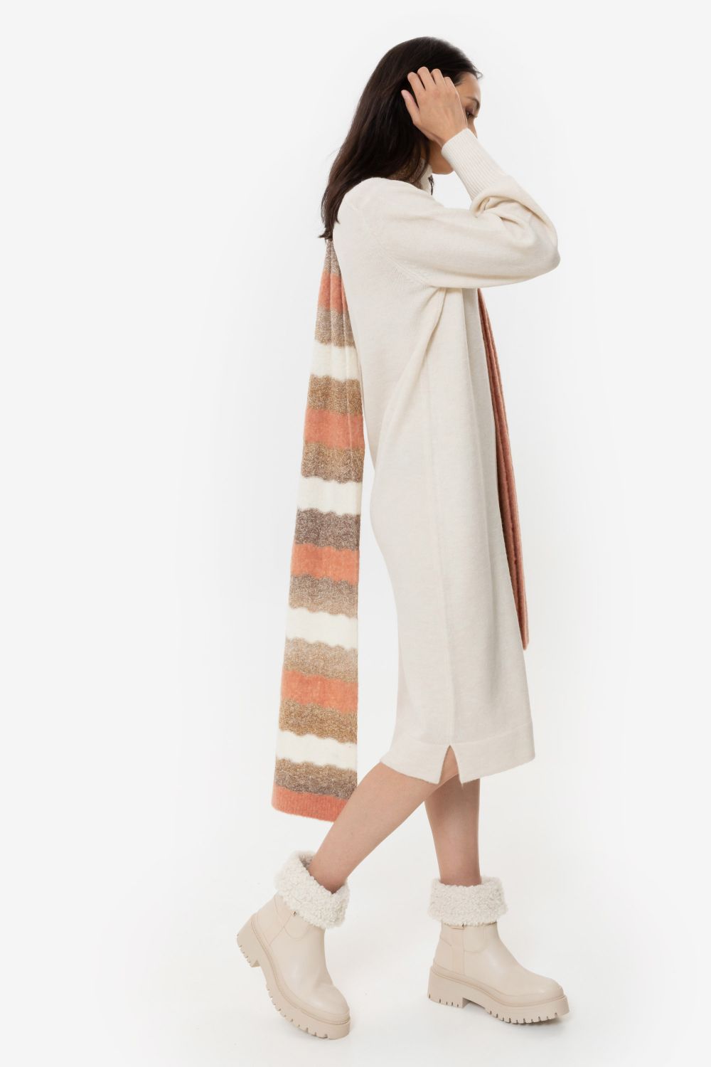 Robe pullover beige, à col V et fente