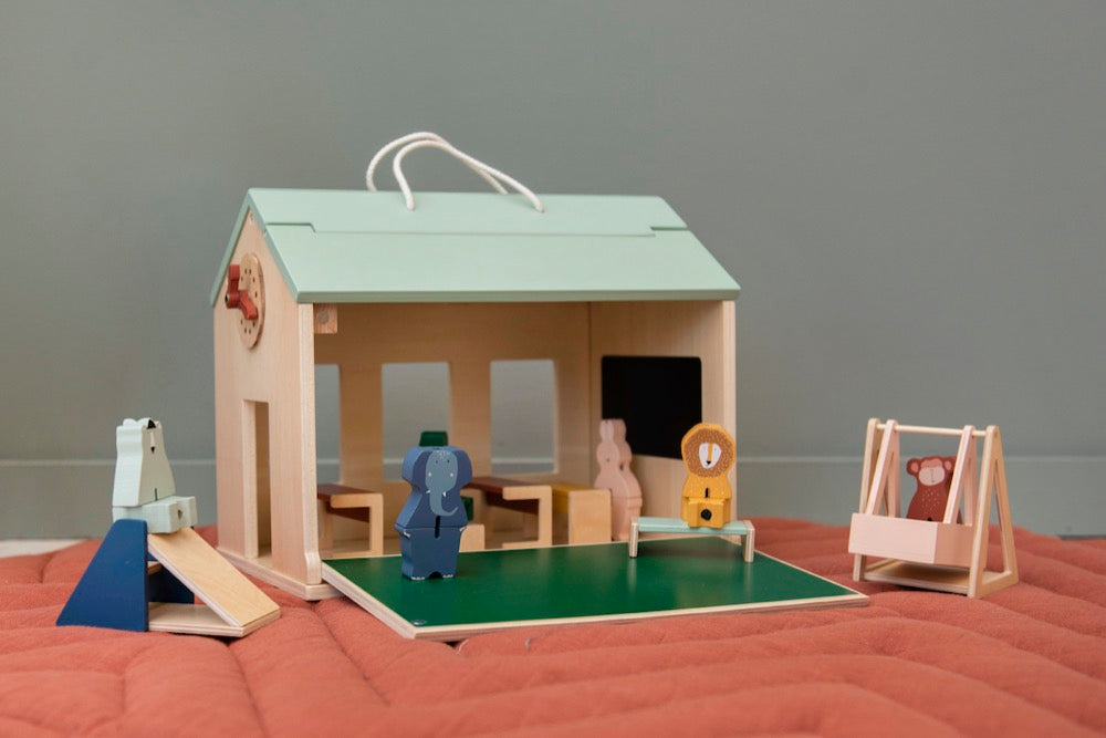 Houten school met accessoires