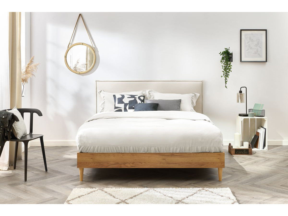 Lit CARA avec lattes massives pieds en bois naturel