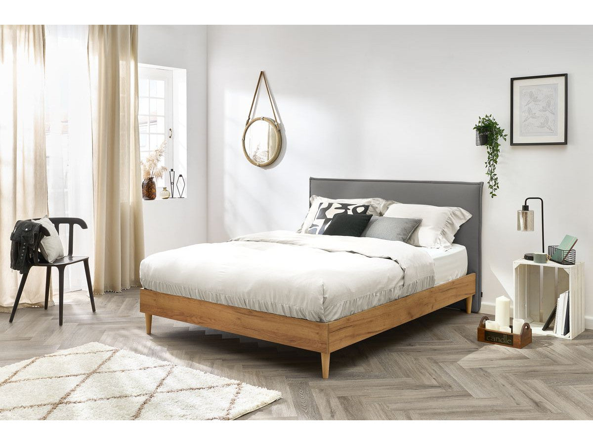 Lit CARA avec lattes massives pieds en bois naturel