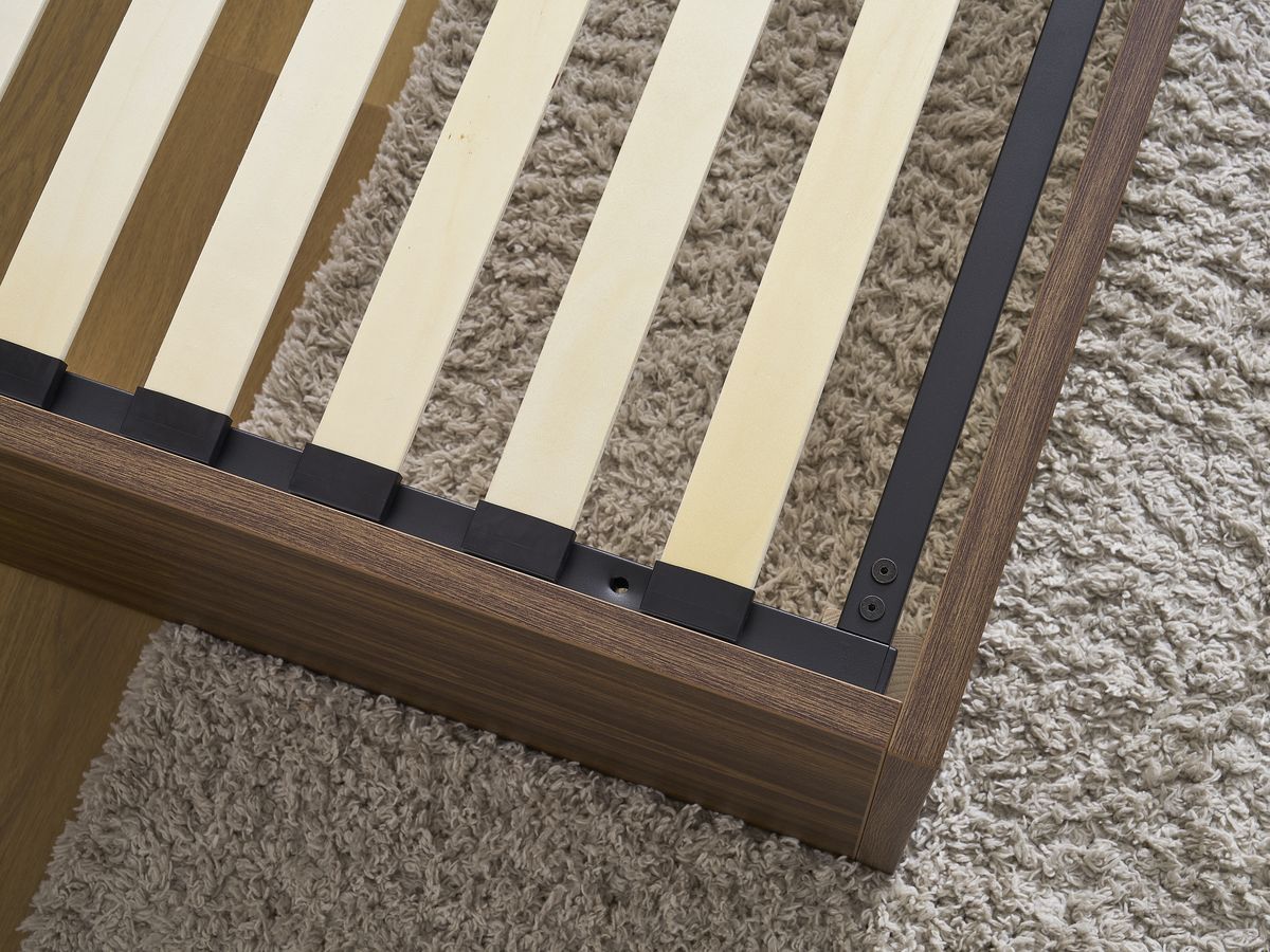 Lit coffre ALTIRA en bois foncé et tissu texturé