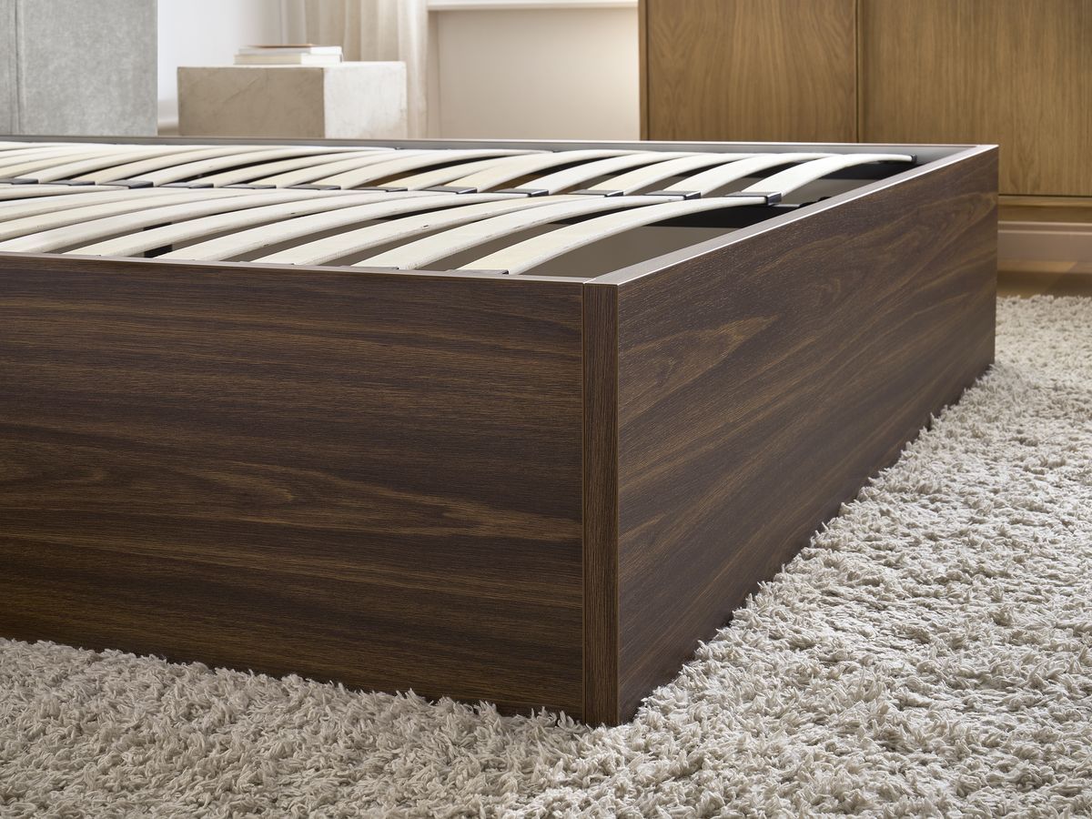 Lit coffre ALTIRA en bois foncé et tissu texturé