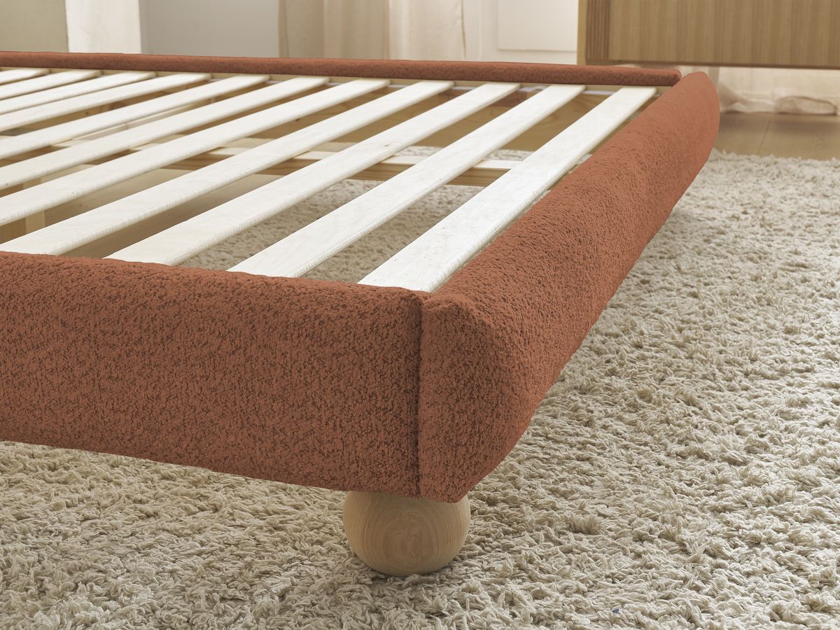 Lit IMERI tissu bouclette avec lattes massives