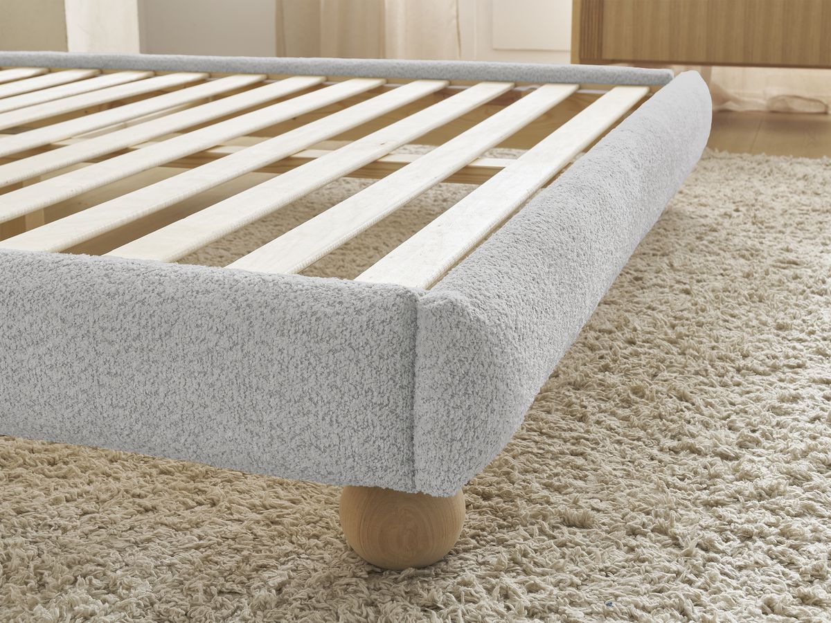 Lit IMERI tissu bouclette avec lattes massives