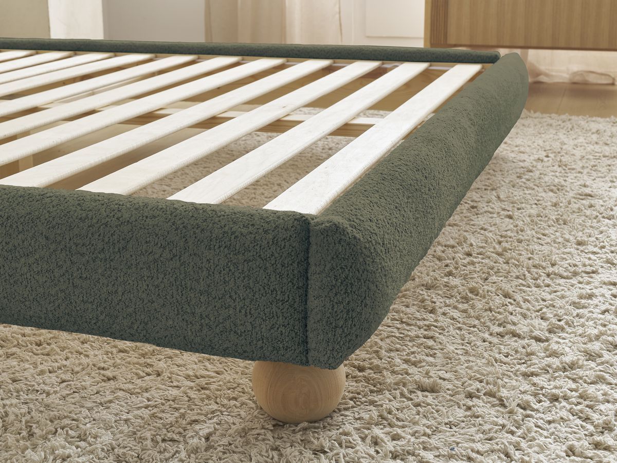 Lit IMERI tissu bouclette avec lattes massives