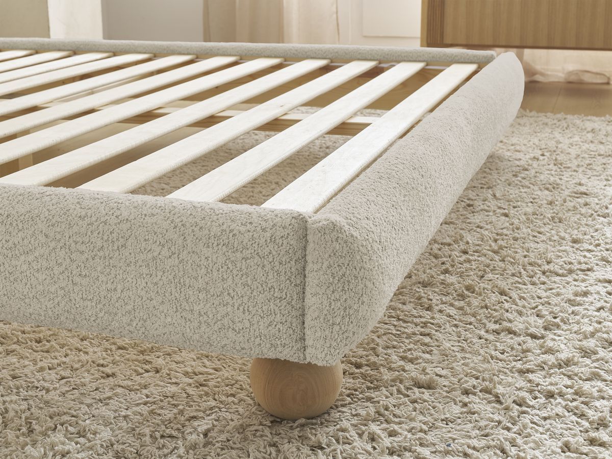 Lit IMERI tissu bouclette avec lattes massives