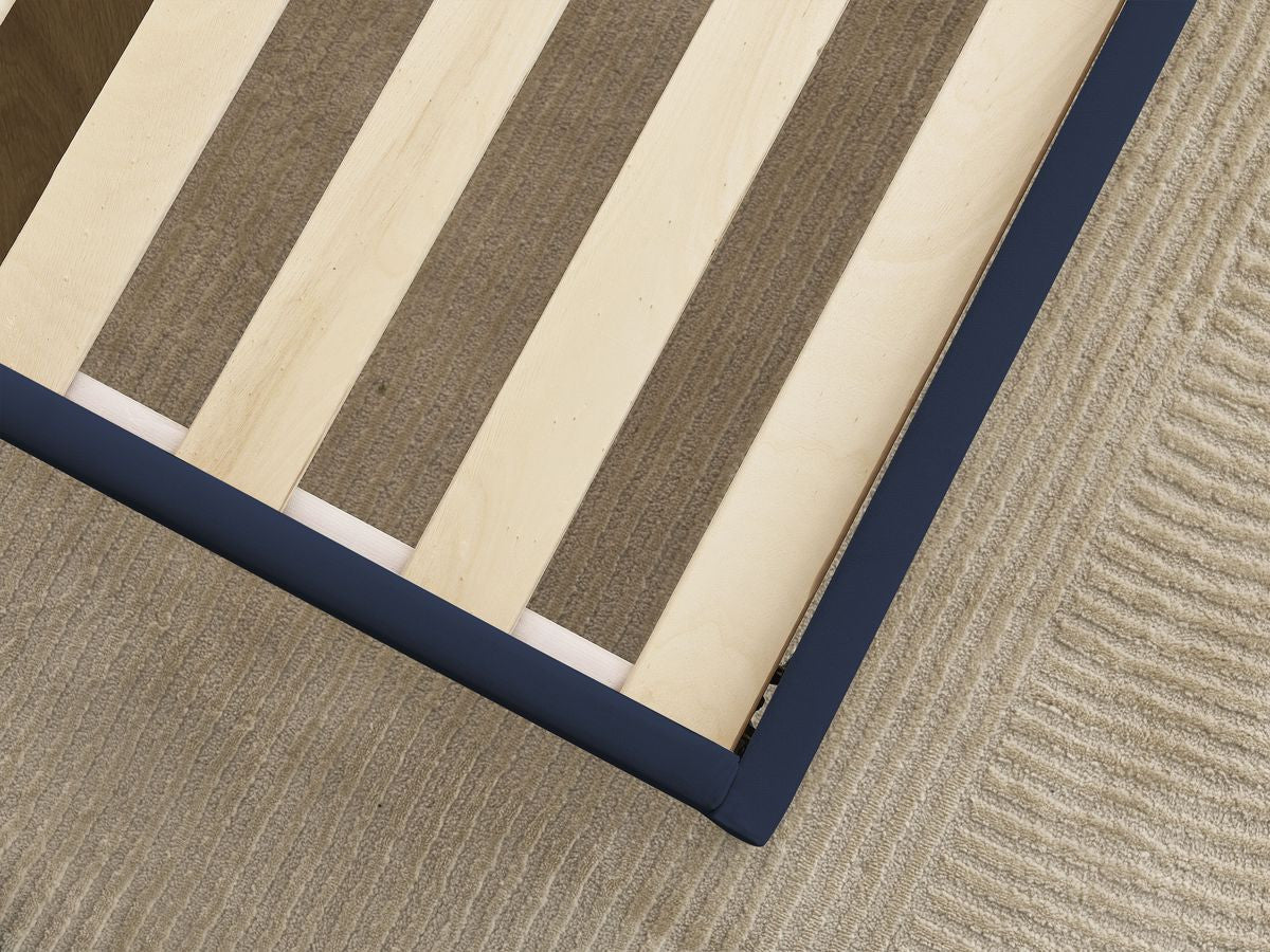 Lit PRUNE avec lattes massives tissu velours