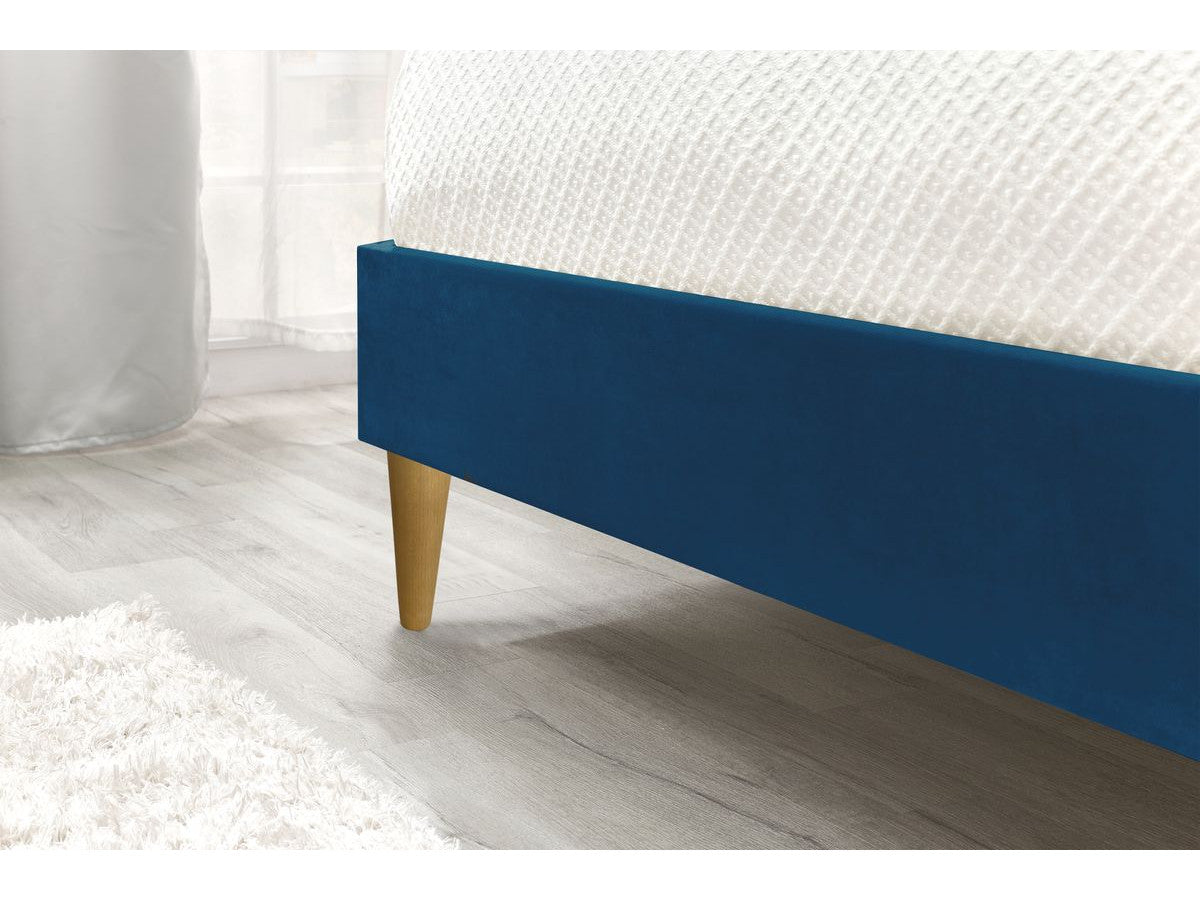 Lit VELVET avec lattes massives pieds en bois naturel