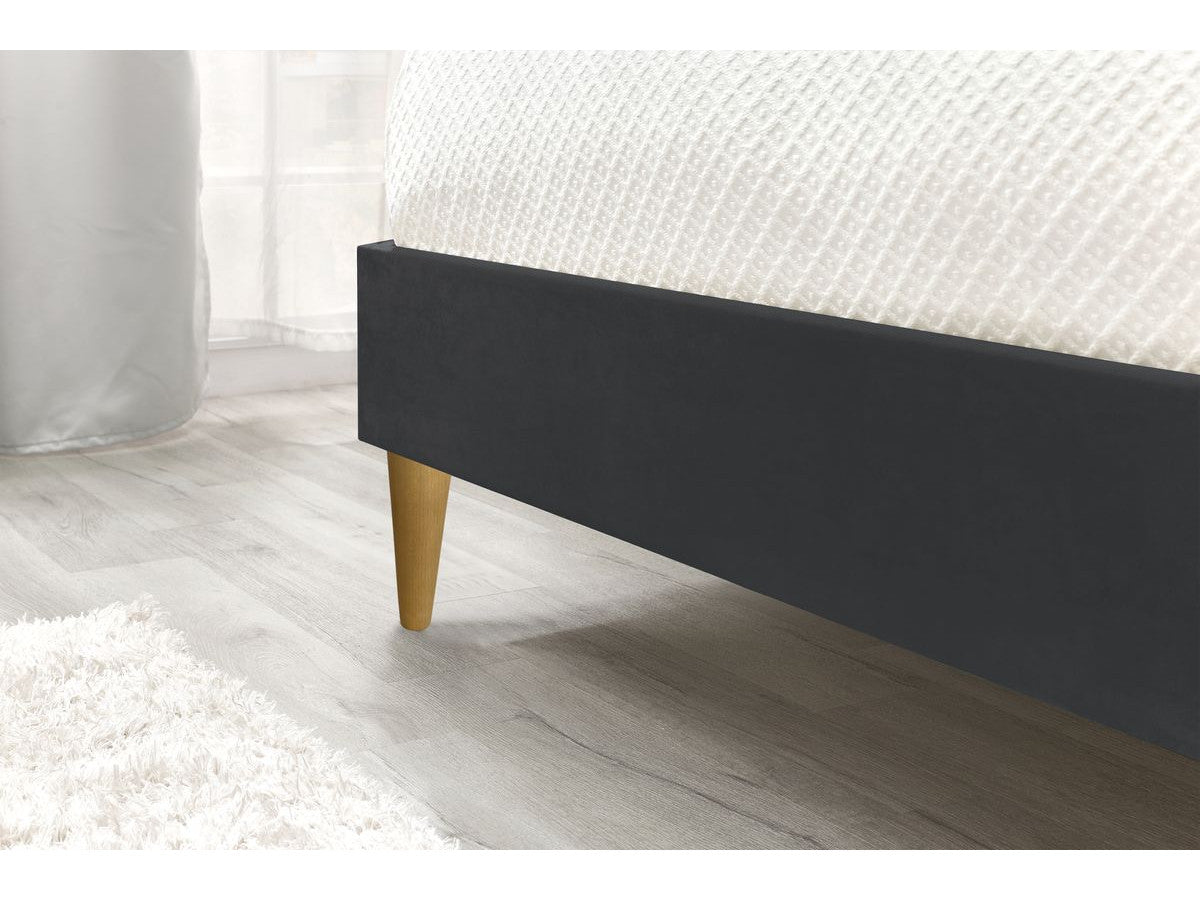 Lit VELVET avec lattes massives pieds en bois naturel