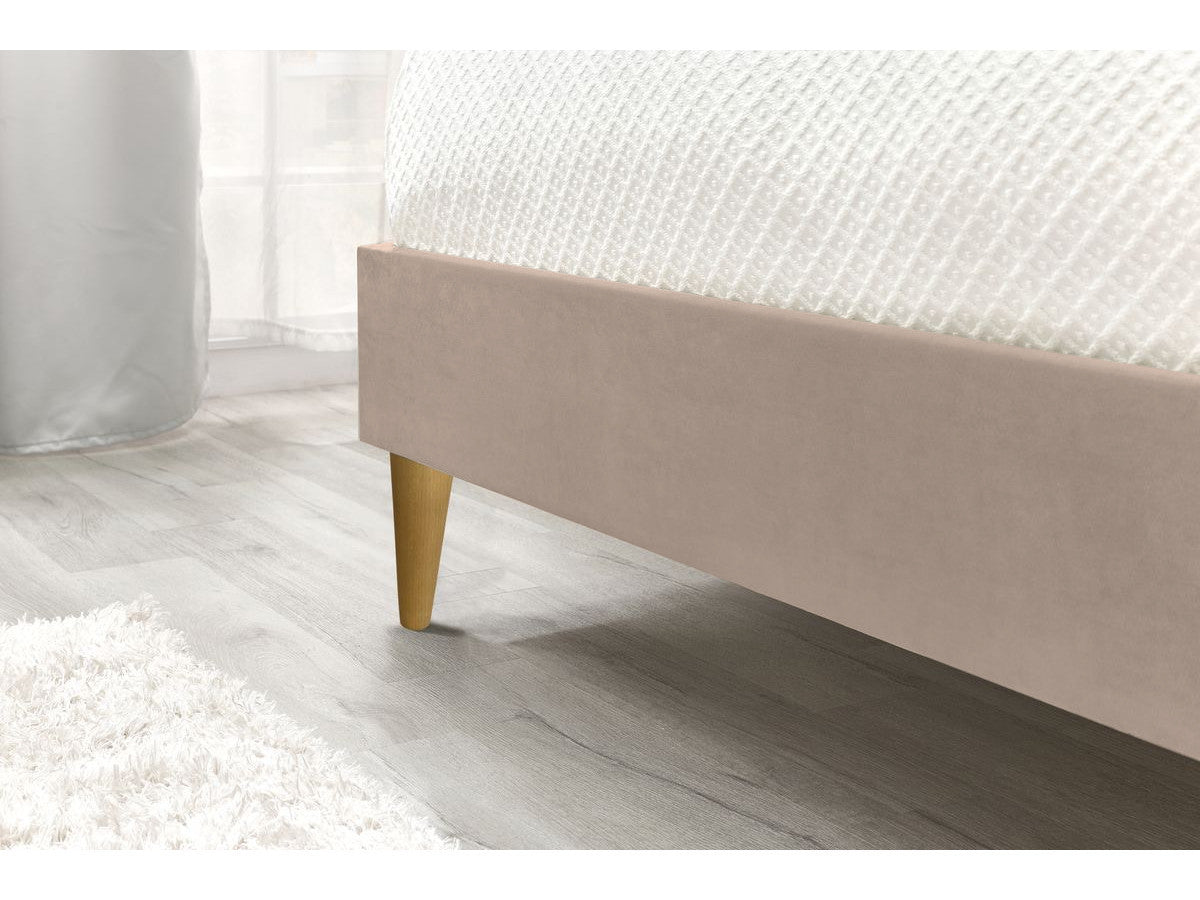 Lit VELVET avec lattes massives pieds en bois naturel