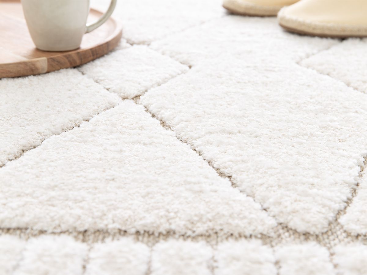 Tapis poil ras AGOSTO motif abstrait - Beige