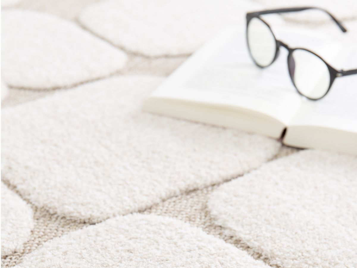 Tapis poil ras ROKU motif abstrait - Beige