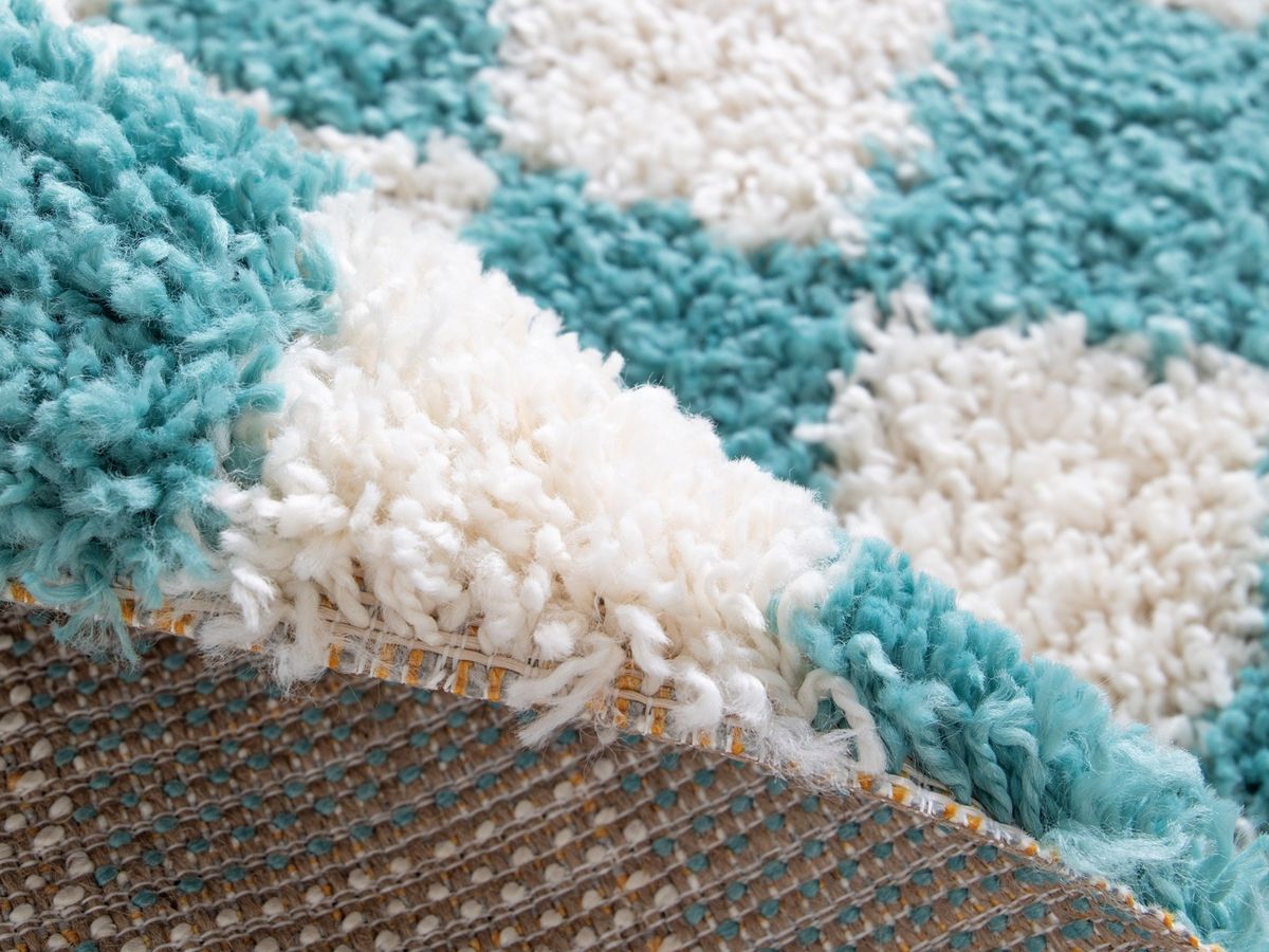 Tapis poils longs DAMIEN motifs damier - Bleu clair