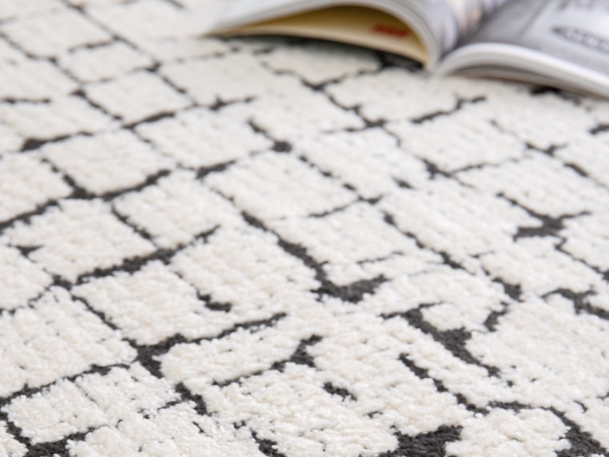Tapis poils ras NEBULIA motif abstrait - Beige