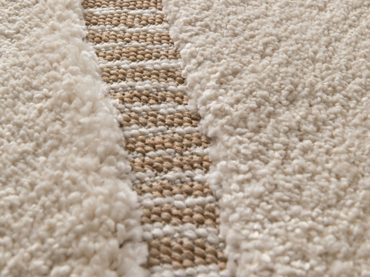 Tapis poils ras RACHIDA motif graphique - Beige