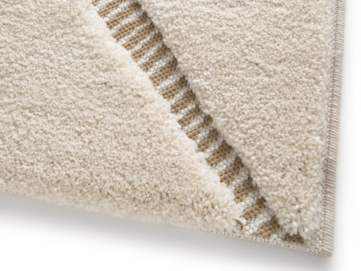 Tapis poils ras RACHIDA motif graphique - Beige